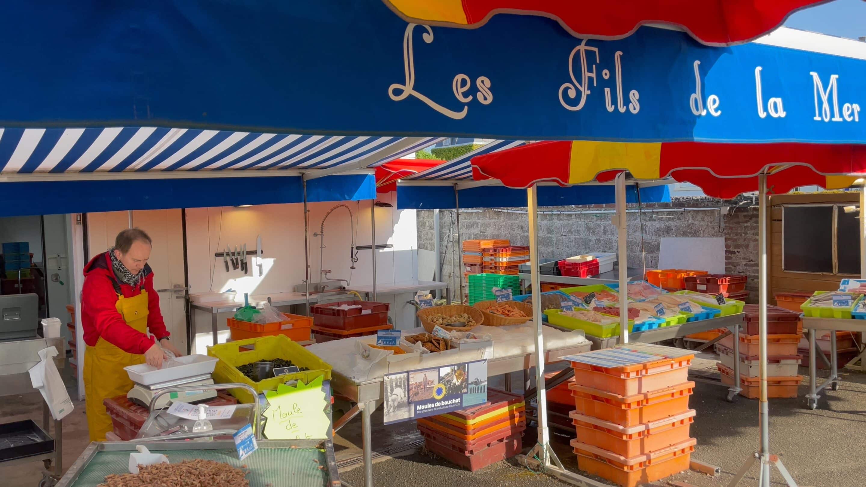 Notre savoir-faire Préparation des poissons devant la poissonnerie Les Fils de la Mer